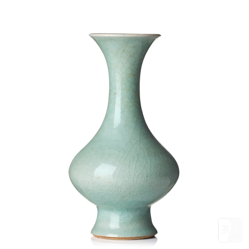 An elegant celadon ge-glased vase,